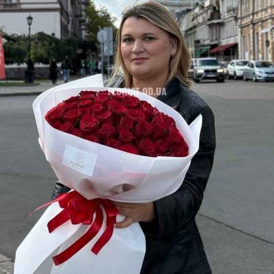 51 роза Родос 50 см в белой упаковке #185