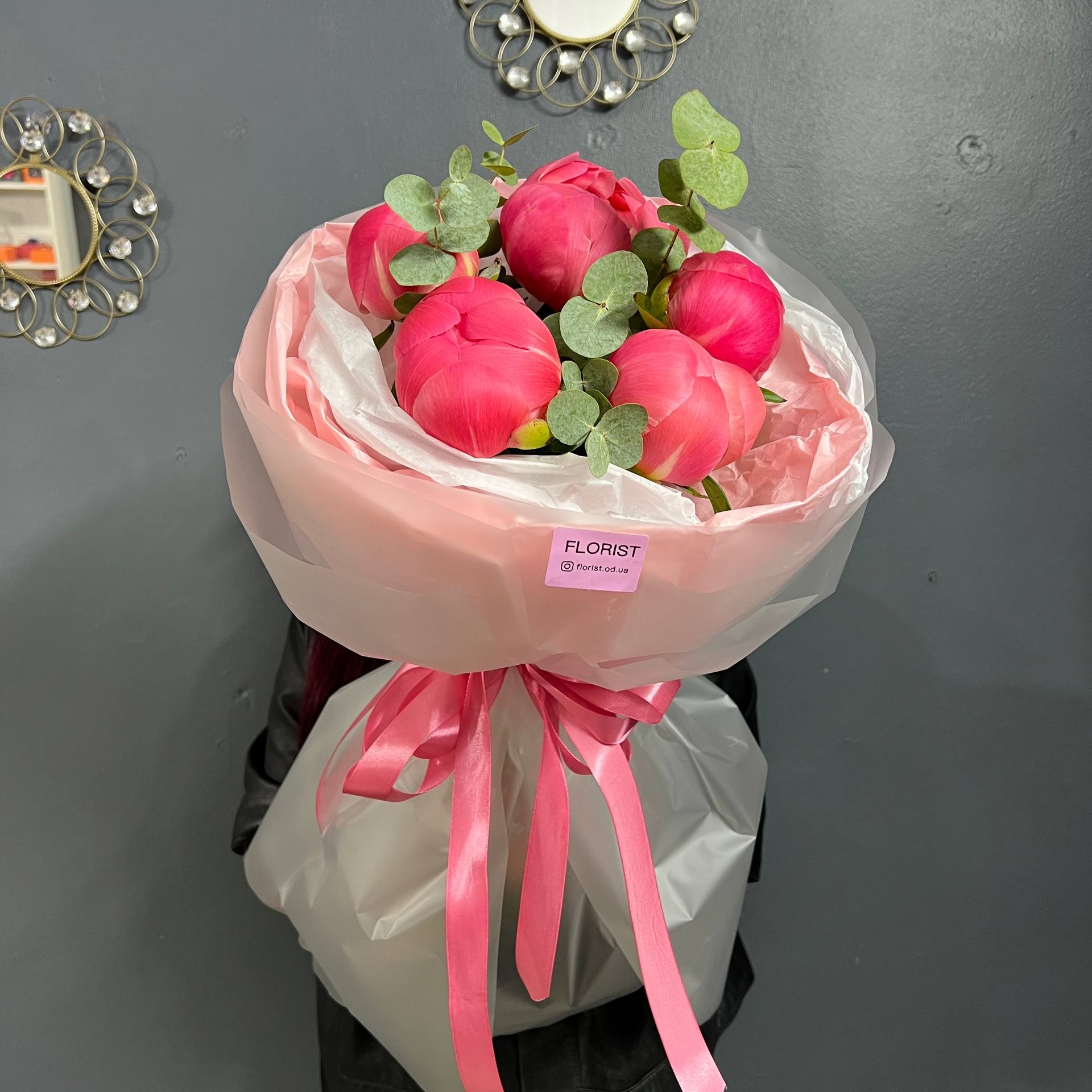 Букет из коралловых пионов и эвкалипта